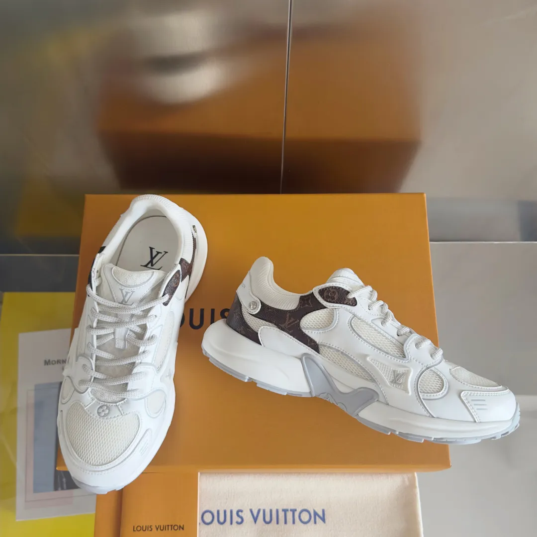 Top version: Couple model 640💰 LV Louis Vuitton L House Donkey Brand Latest Olympia Series Couple Model Silver Horn King Casual Sports Shoes Running Shoes This LV Olympia sports shoe combines mesh fabric and metallic synthetic leather and other technical fabrics to reinterpret the classic running shoe design with a neat and simple design. Lightweight EVA outsole provides a stretchy fit. Rich details such as Monogram embossing and LV letters establish recognition. Exquisite packaging at the delivery counter🛍📦 ▪️Fabric: original imported technical fabric + mesh ▪️Inner lining: original customized breathable mesh ▪️Sole: original molded rubber foam material ▪️Sole thickness: 3.5CM ▪️Size: women's 35-40 / men's 39-44